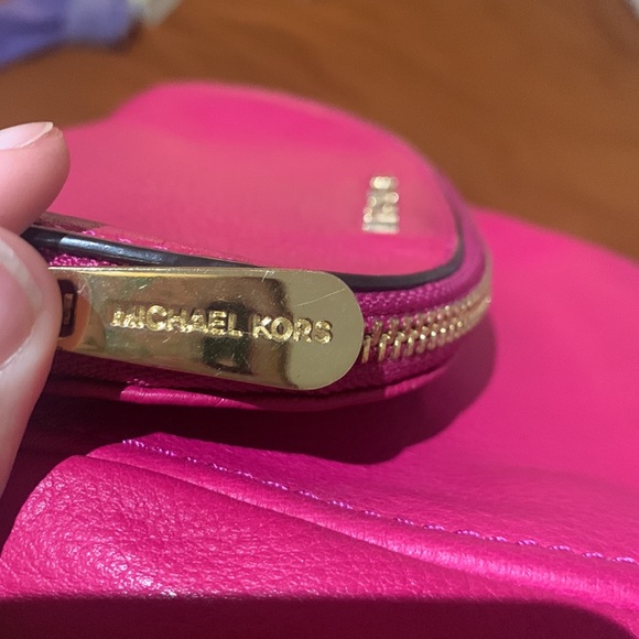 Hot Pink leather Michael Kors purse with gold accents 👛 💕 - Picture 4 of 13